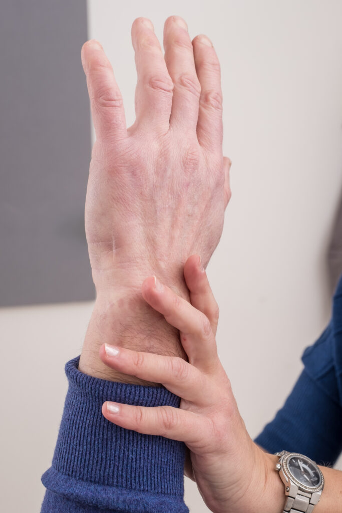 Séance de kinésiologie adultes ou séniors, à Aix-les-Bains en Savoie : test musculaire, dialogue avec le corps, gestion du stress, gestion des émotions, développement personnel.