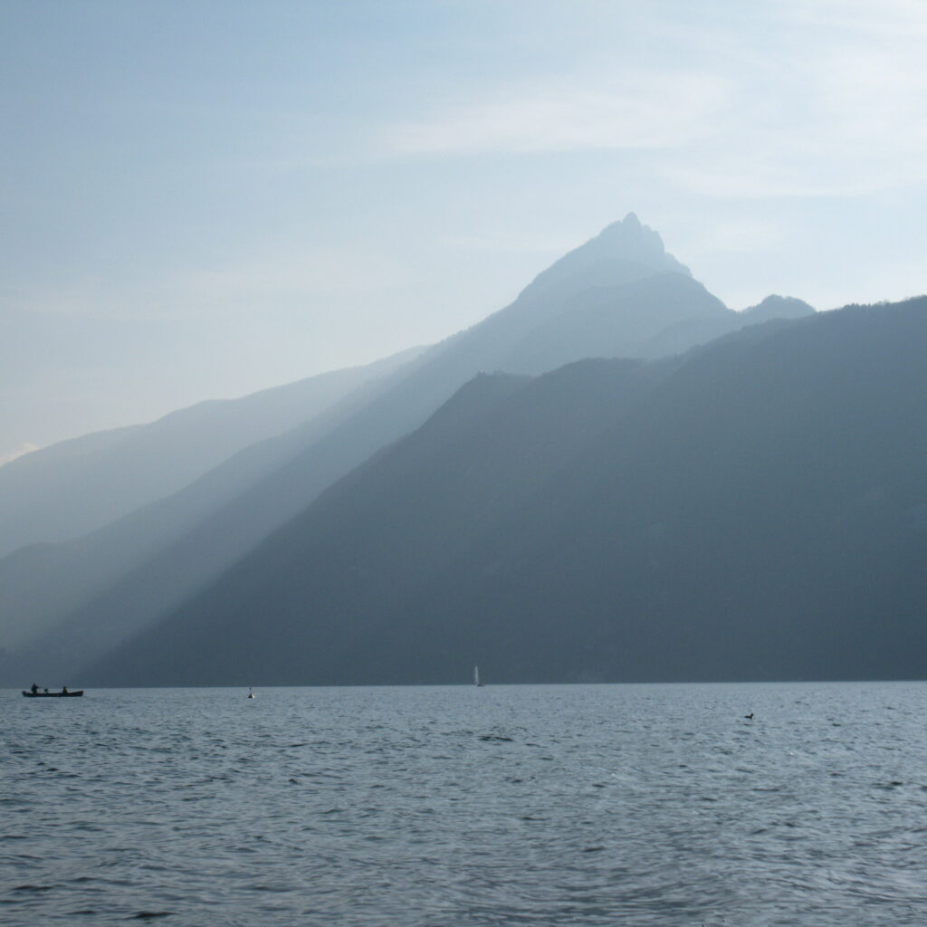 Le lac du Bourget en Savoie, lever du soleil, déclinaisons de lumières, pêcheurs